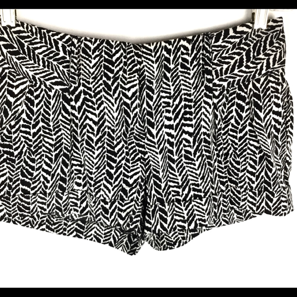 Express Womens Black White Print Shorts Pleated 00